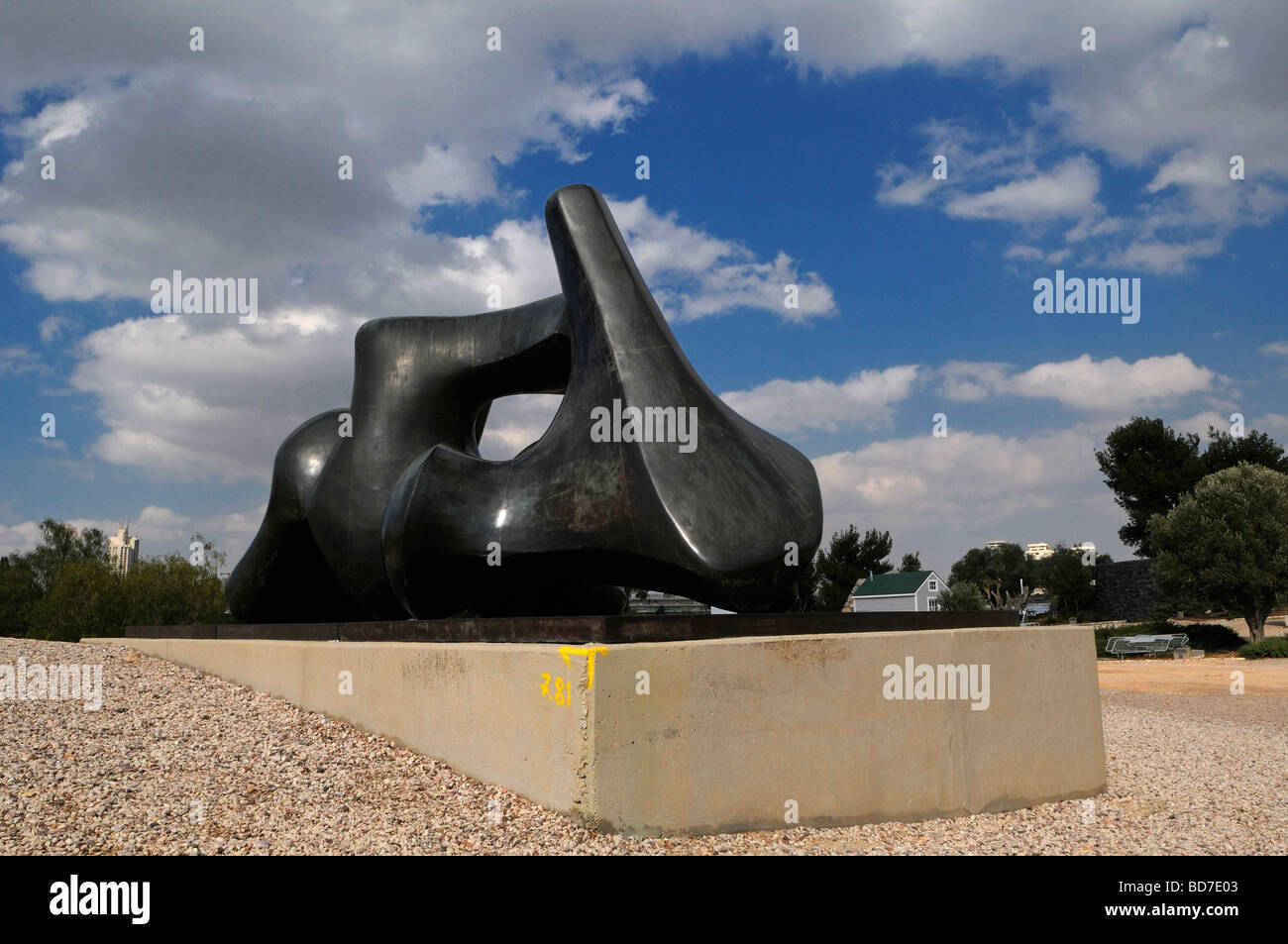 Zeitgenössischer Skulptur namens Wirbel von Henry Moore (1969) im Billy Rose Skulptur Garten des Israel Museum in West-Jerusalem Israel Stockfoto