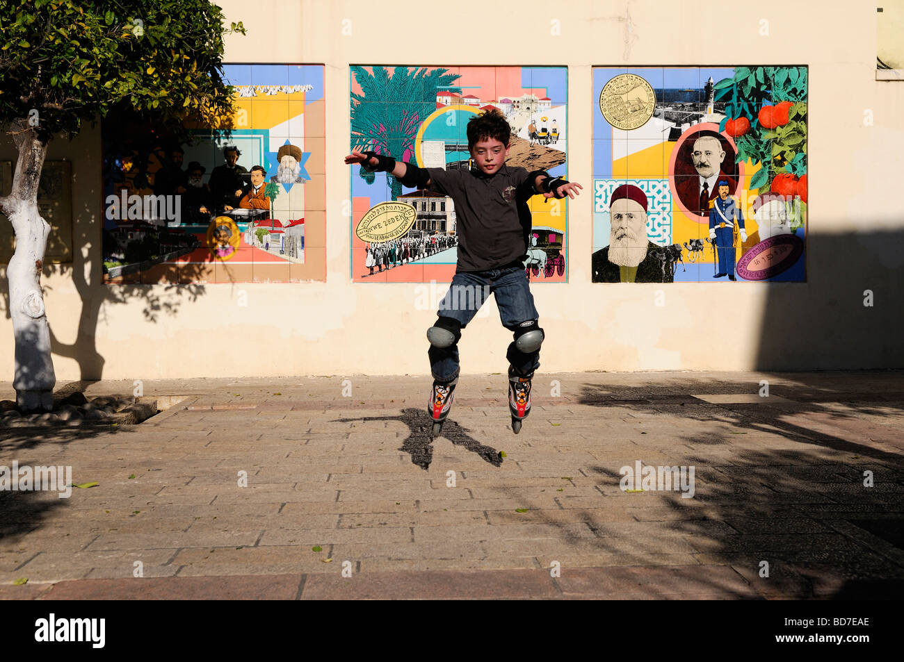 Kid auf Rollschuhen am Hof von Suzanne Dellal Center für Tanz und Theater im Stadtteil Neve Tzedek Tel Aviv Israel Stockfoto