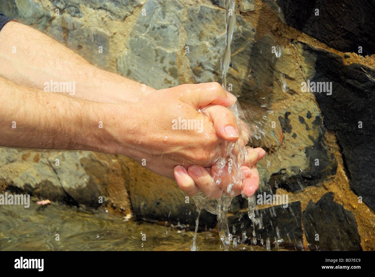 Bäckerlehrling Viskoseteile Händewaschen 06 Stockfoto