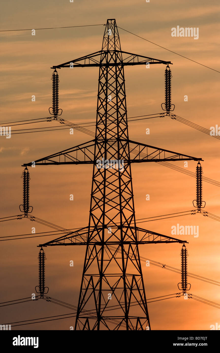 Kraftwerk-Strommasten Stockfoto