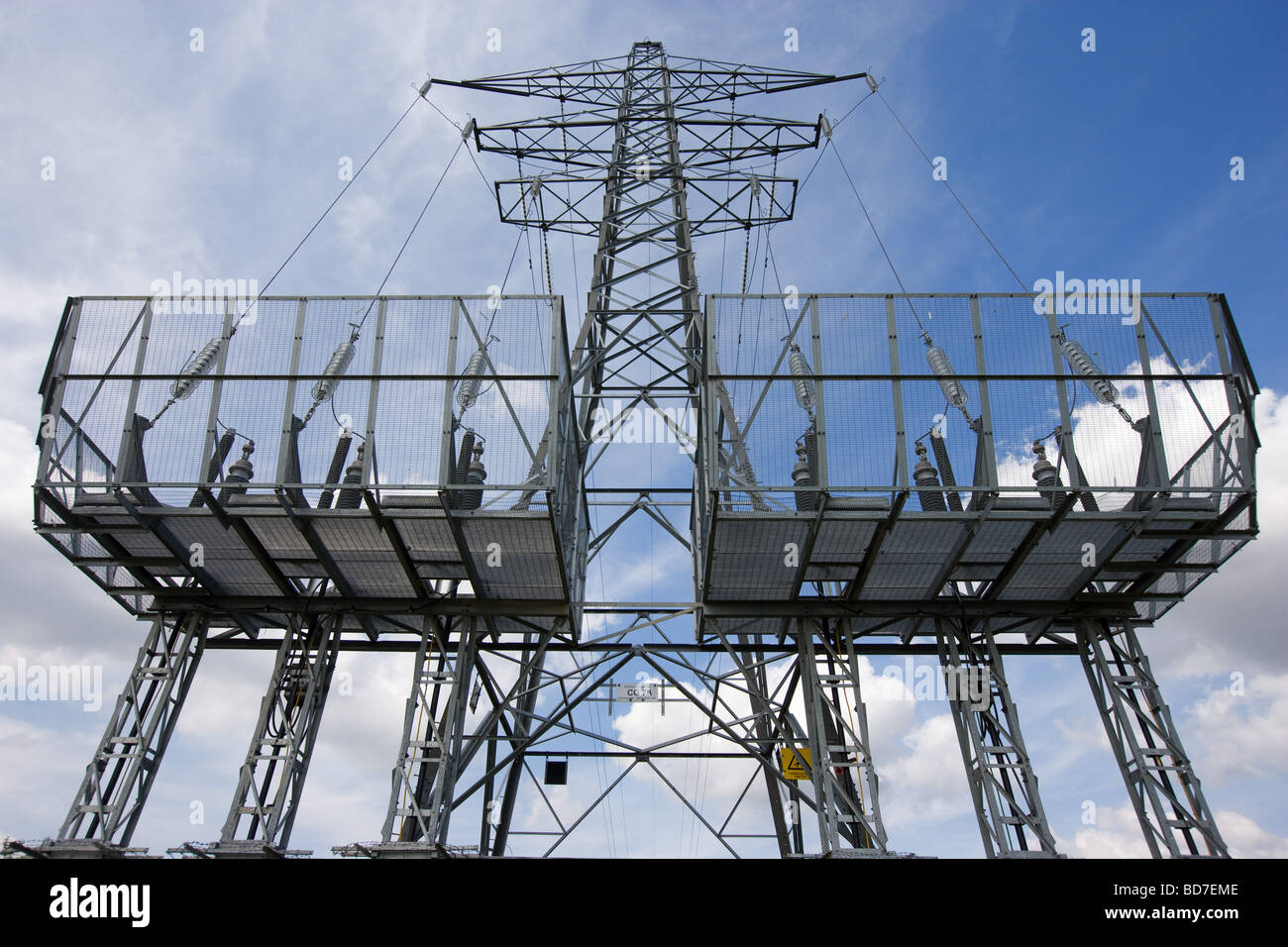 Kraftwerk-Strommasten Stockfoto