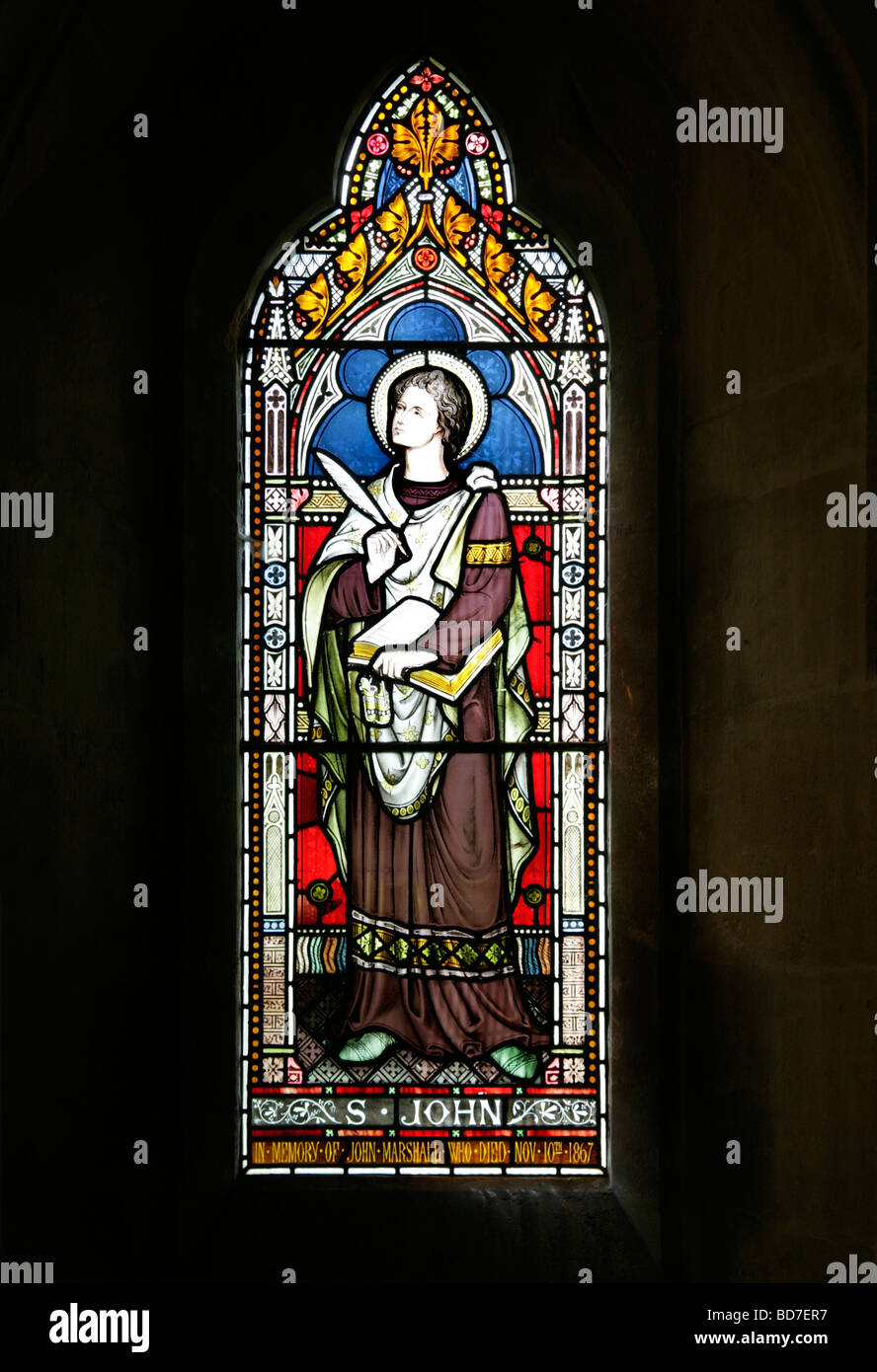 Ein Buntglasfenster, das Frederick Preedy (1820-1898), St. Barnabas Church, Snowshill Gloucestershire, zugeschrieben wird und den heiligen Johannes den Evangelisten darstellt Stockfoto