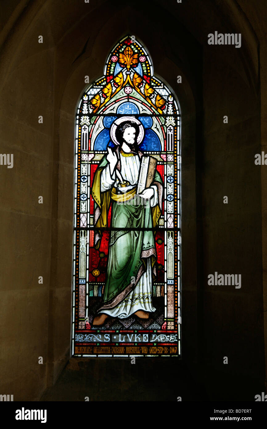 Ein Buntglasfenster, das Frederick Preedy (1820-1898), St. Barnabas Church, Snowshill Gloucestershire, zugeschrieben wird und den Evangelisten Lukas darstellt Stockfoto