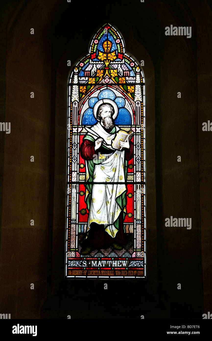 Ein Buntglasfenster, das Frederick Preedy (1820-1898) zugeschrieben wird und St. Matthew, St. Barnabas Church, Snowshill Gloucestershire, darstellt Stockfoto