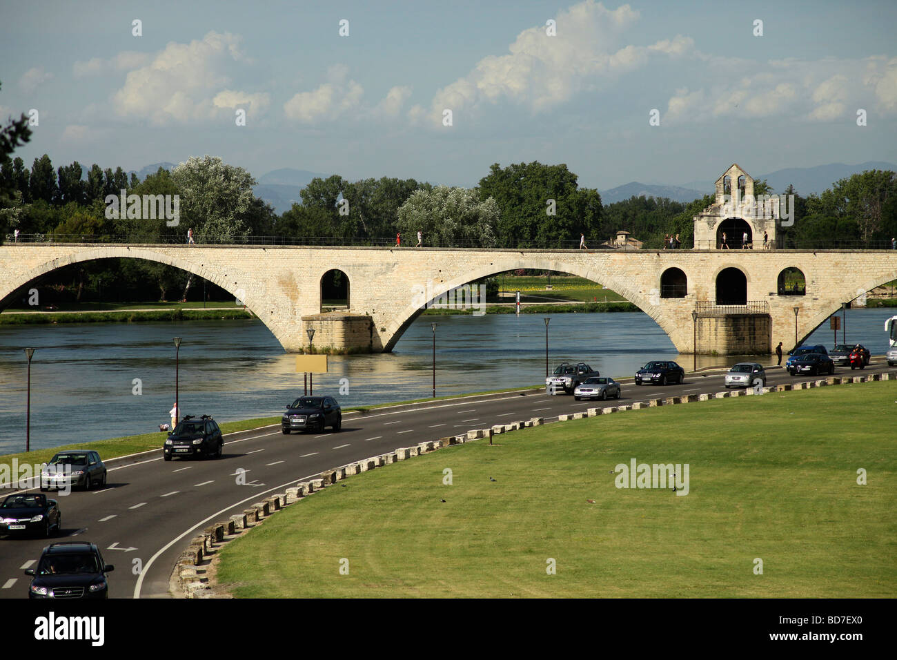 Verkehr und die Rhône Pont St Bénézet-Brücke aus dem Volkslied Sur le Pont d Avignon Avignon Provence Frankreich Europa bekannt Stockfoto