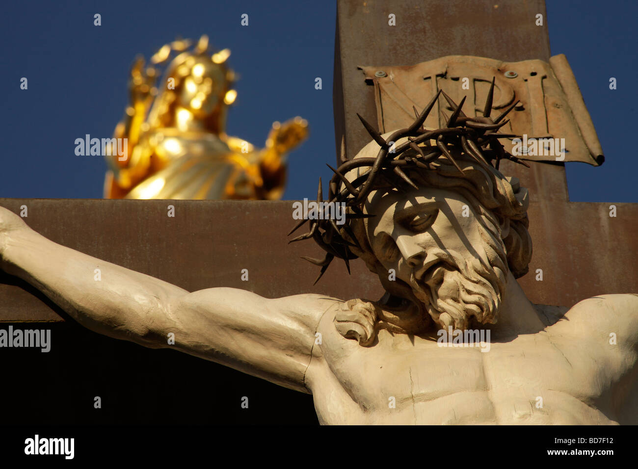 Kruzifix vor die vergoldete Statue der Heiligen Maria auf dem Dach der Kathedrale von Avignon Provence Frankreich Europa Stockfoto