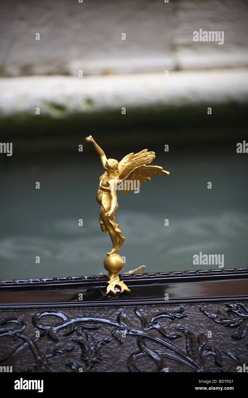 Detail eines Engels auf einer Gondel Venedig, Italien Stockfoto