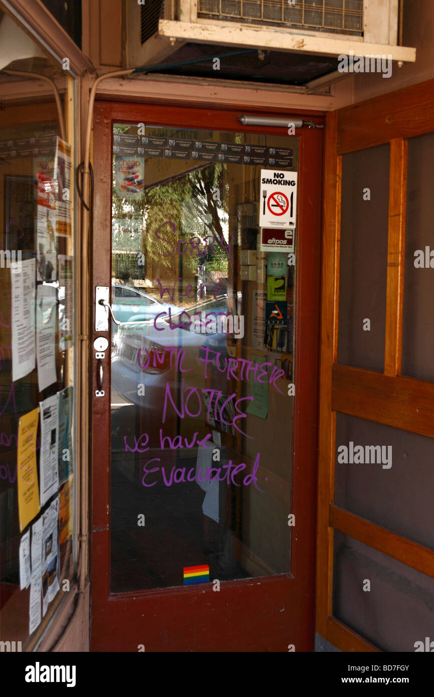 Handschriftliche Feuer Evakuierung Hinweis auf Shop Glastür Warburton Victoria Australien Stockfoto