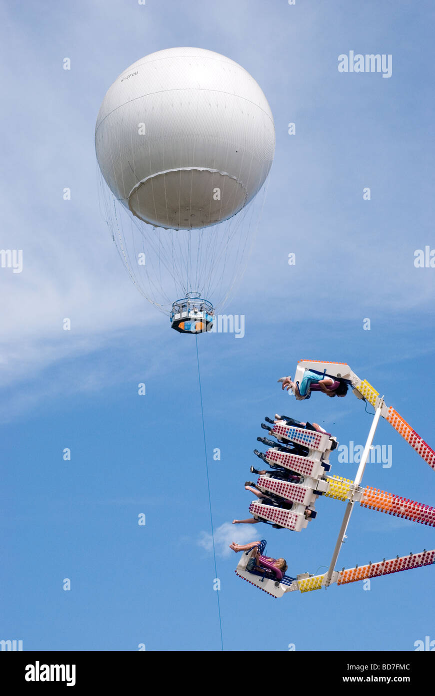 Die Lindstrand Hi Flyer-Helium-Ballon fahren mit Messegelände fahren in Torre Abbey Gardens Torquay Devon Stockfoto