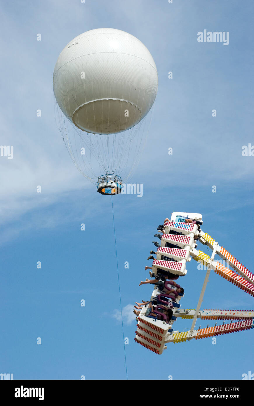 Die Lindstrand Hi Flyer-Helium-Ballon fahren mit Messegelände fahren in Torre Abbey Gardens Torquay Devon Stockfoto
