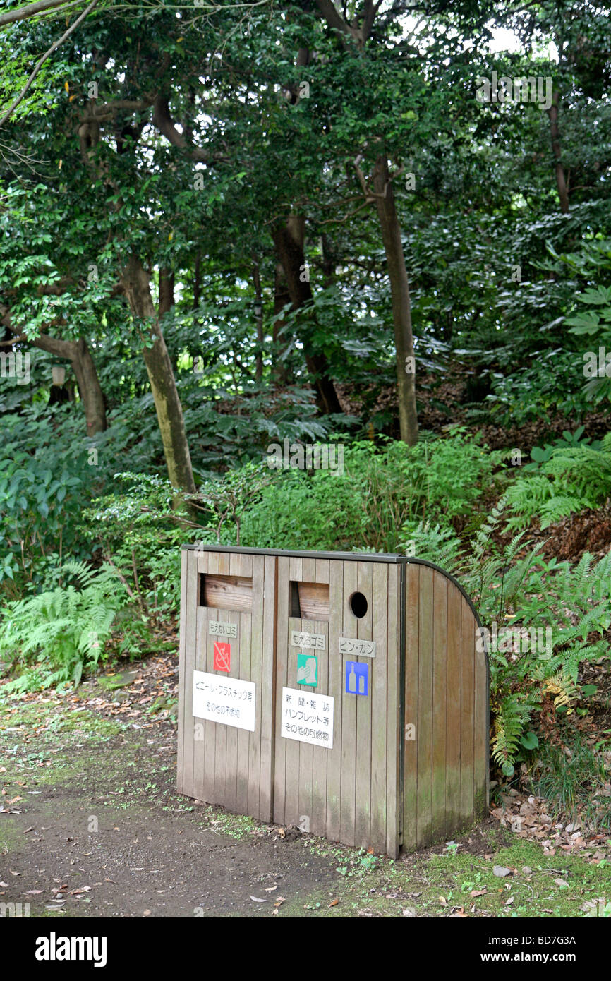 Keraku-En Gärten. Tokyo. Japan. Recycling-Behälter Stockfoto