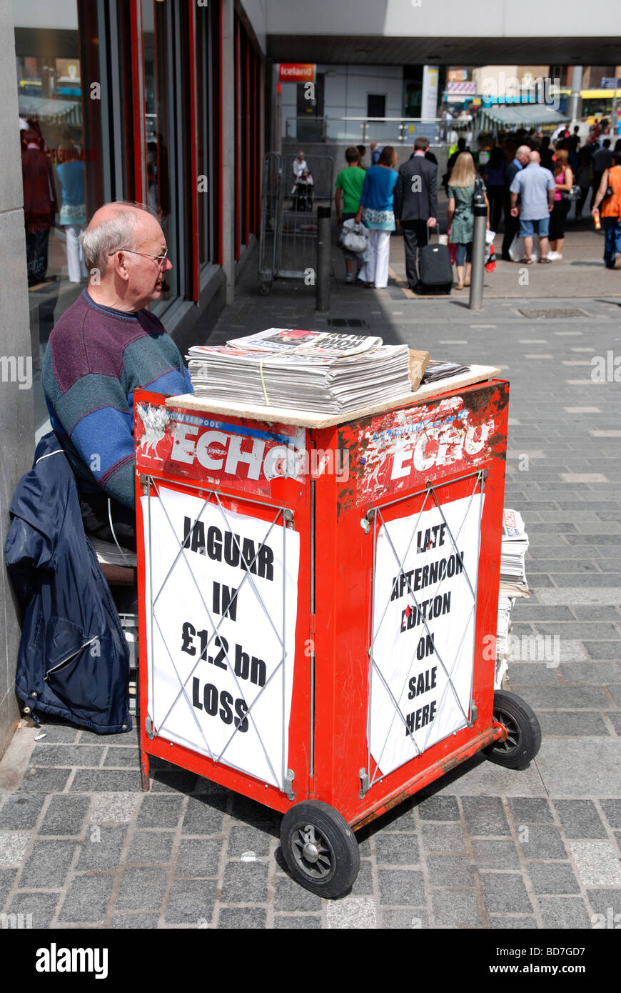 verkaeufers Newpaper im Stadtzentrum von Liverpool, uk Stockfoto