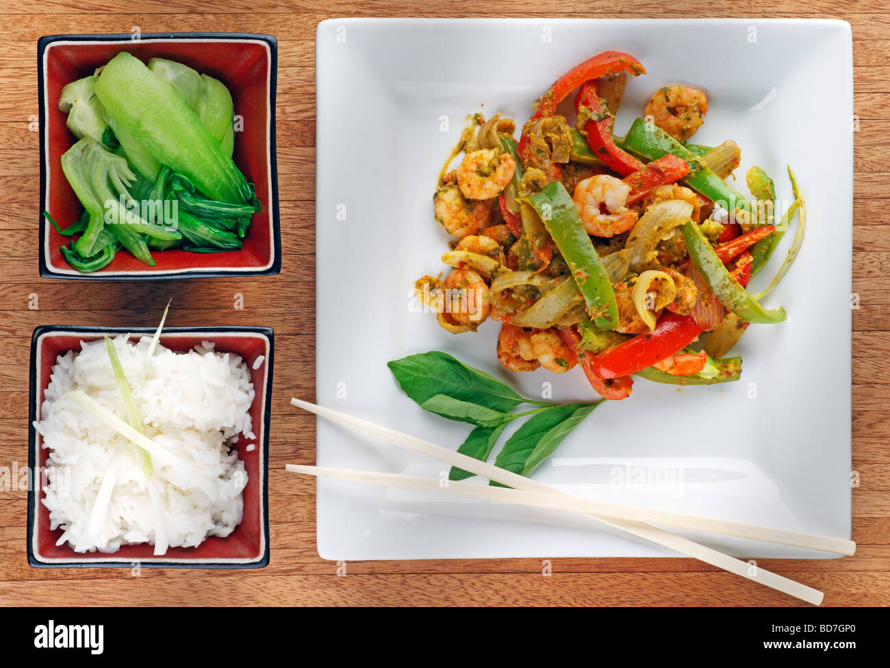 Stir-Fried Thai Stil Garnelen in Chili und Basilikum Paste Sauce Paprika mit Pak-Choi und Reis Stockfoto