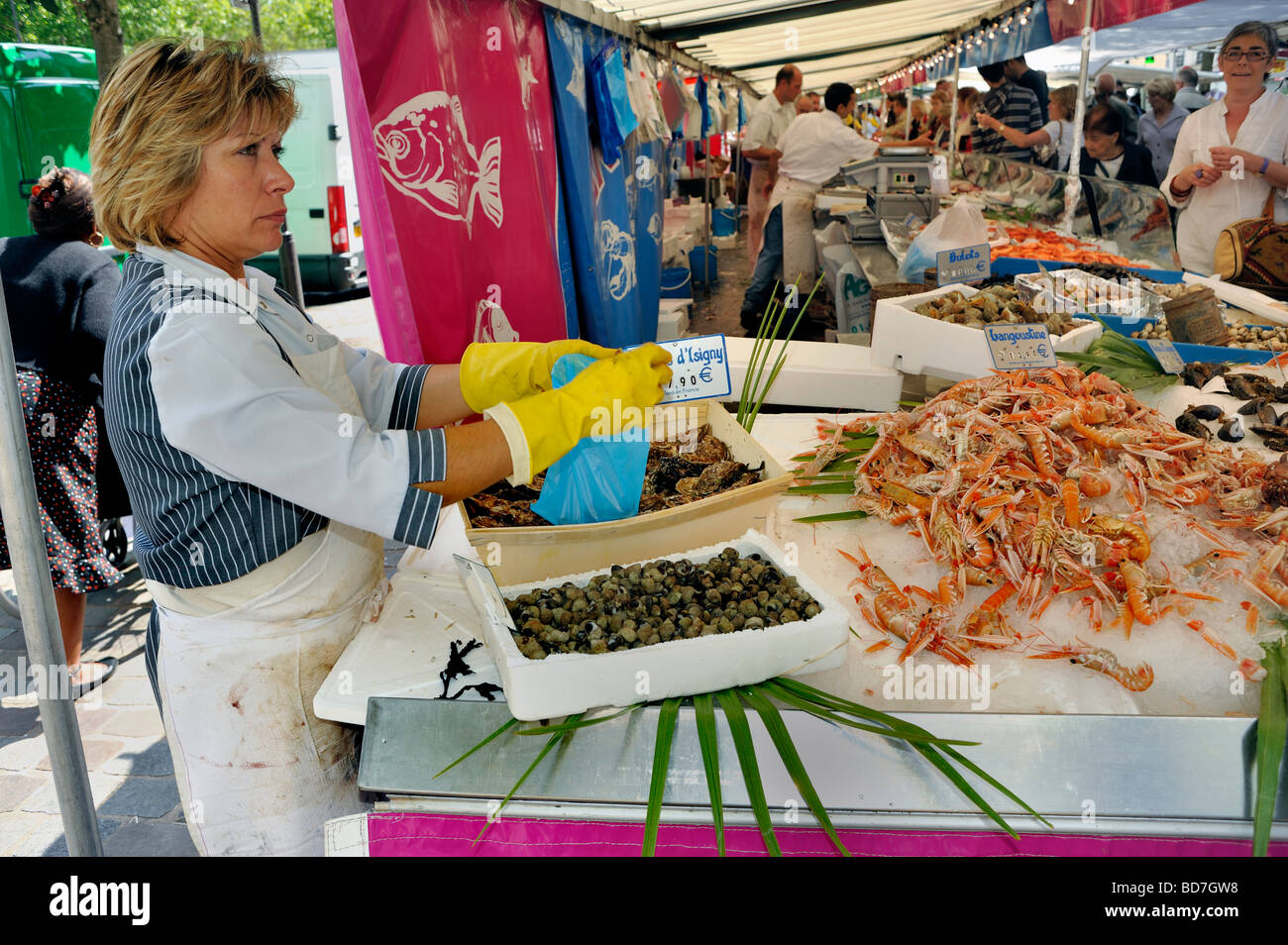 Paris Frankreich, Fish Monger-Frauen arbeiten, außerhalb des öffentlichen Lebensmittelmarktes, Stand, Display, „Fresh Fish“, „French Markets » Large Fish Market“ Stockfoto Paris Frankreich, Fish Monger-Frauen arbeiten, außerhalb des öffentlichen Lebensmittelmarktes, Stand, Display, „Fresh Fish“, „French Markets » Large Fish Market“ Stockfoto