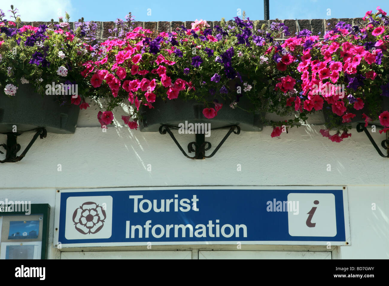 Touristische Informationen Schild mit Blumen oben auf Hayling Island, Hampshire, Großbritannien Stockfoto