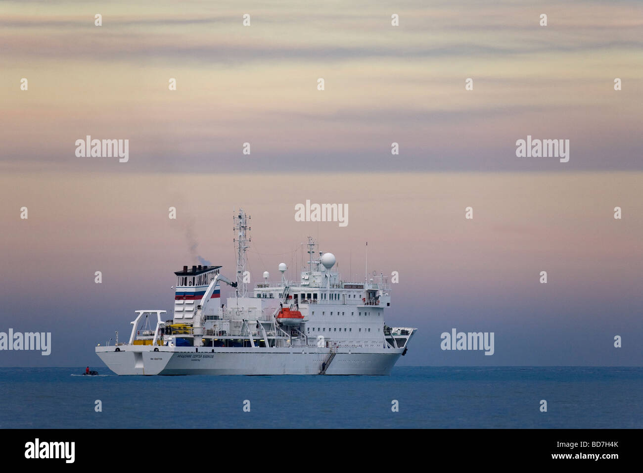 Akademik Sergey Vavilov Antarktis Kreuzfahrt Schiff in Abenddämmerung südlichen Ozean vor Südgeorgien Antarktis Stockfoto