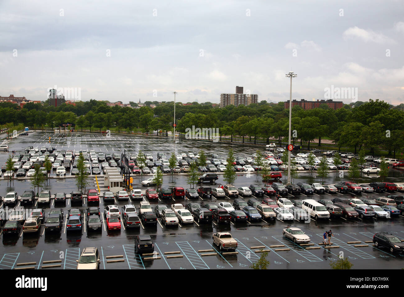 Ein Regen-getränkten Citi Field Parkplatz füllt sich vor einem Spiel, Queens, NY, USA Stockfoto