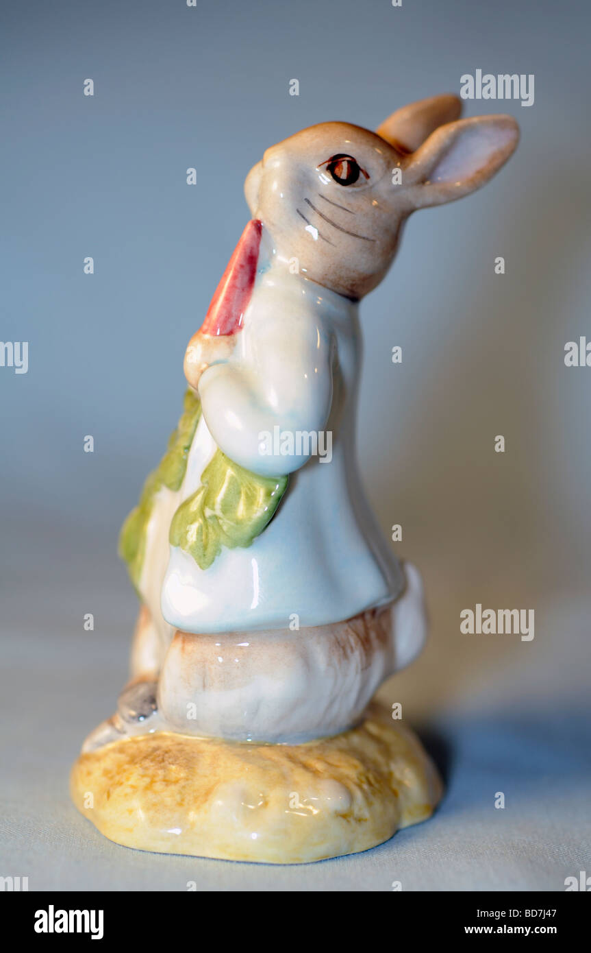 Peter aß eine Radishp - Beatrix Potter - Royal Doulton Peter Rabbit Sammlung Figur Stockfoto