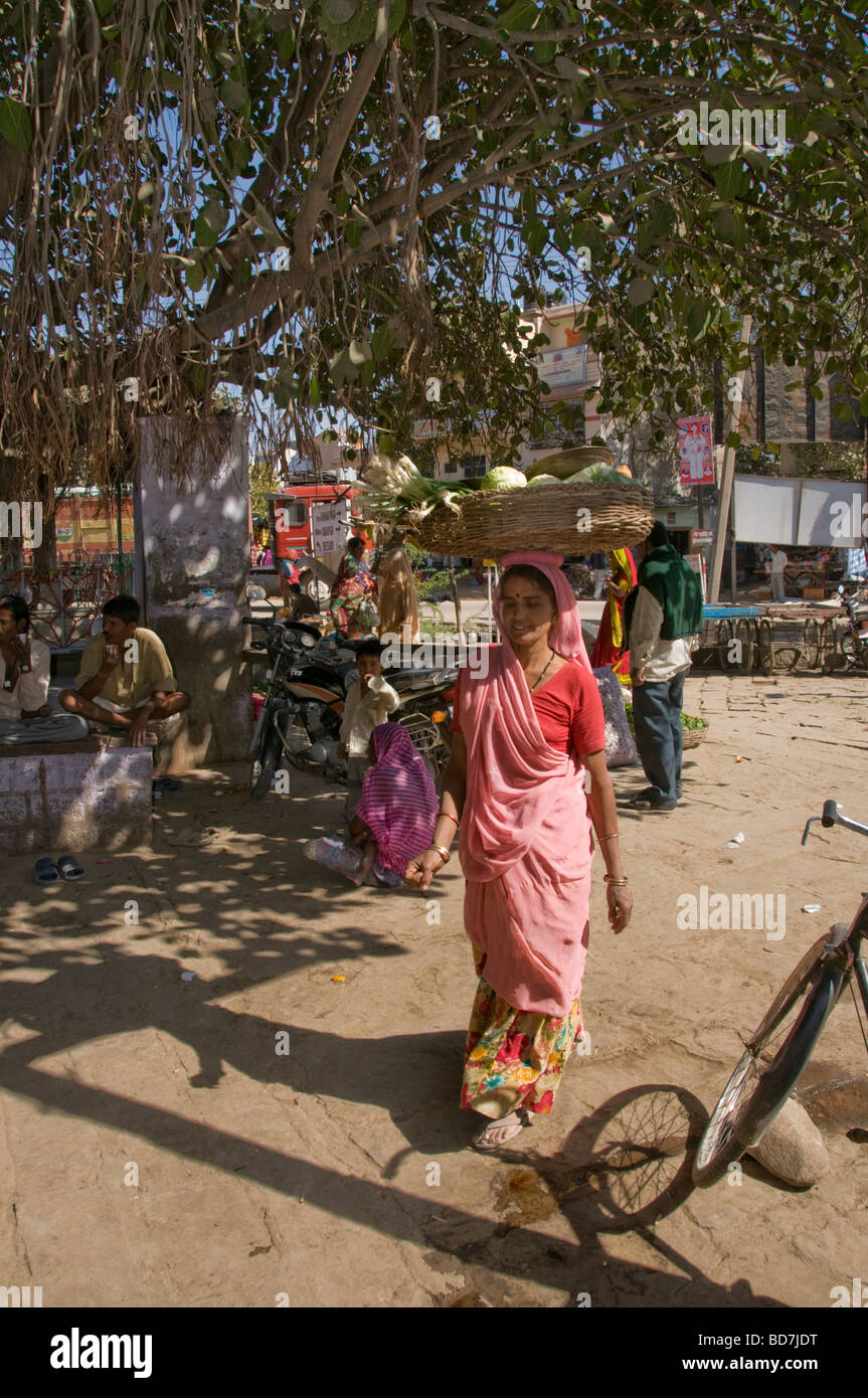 Indischen Markt Tag Szenen, lokale Dorf Stadt, Narsbad, Rajasthan, Indien Stockfoto