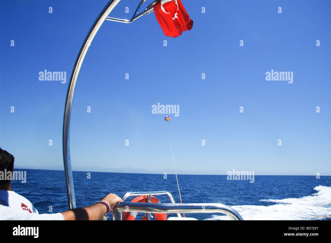 Para-Segeln mit dem Boot geschleppt Stockfoto