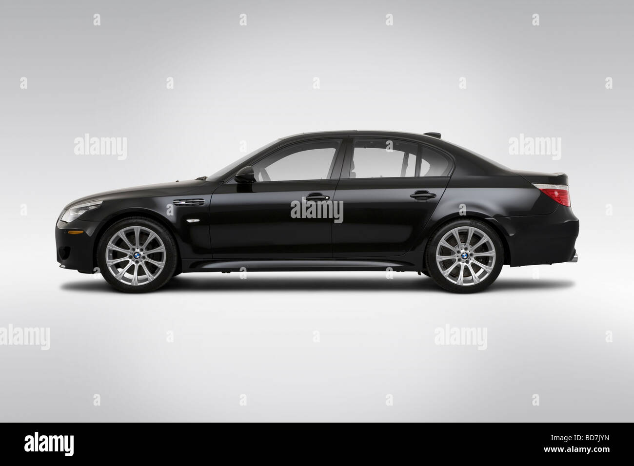 2010 BMW 5er M5 in schwarz - Treiber Seitenprofil Stockfoto