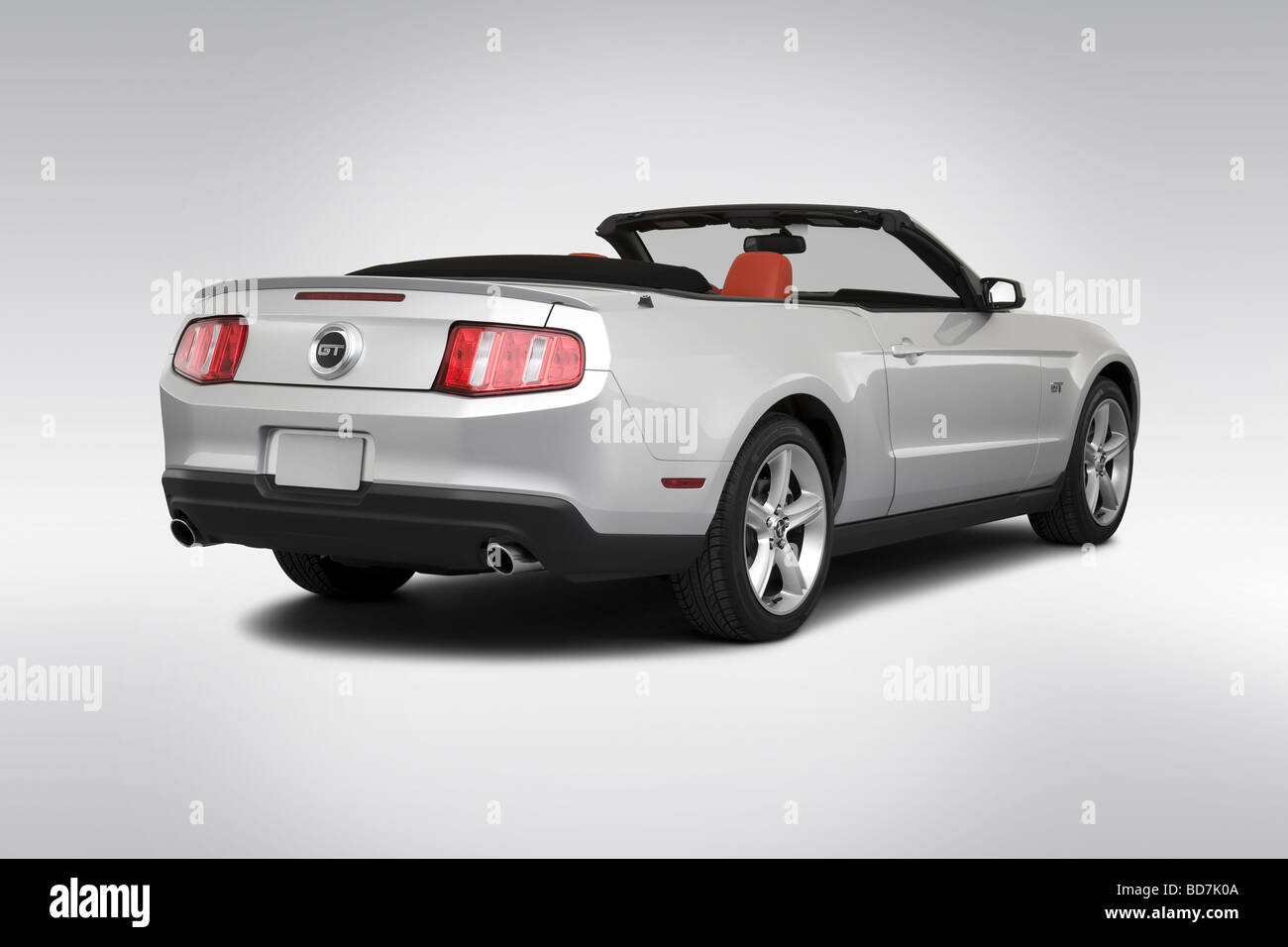 2010 Ford Mustang GT in Silber - Winkel Rückansicht Stockfoto