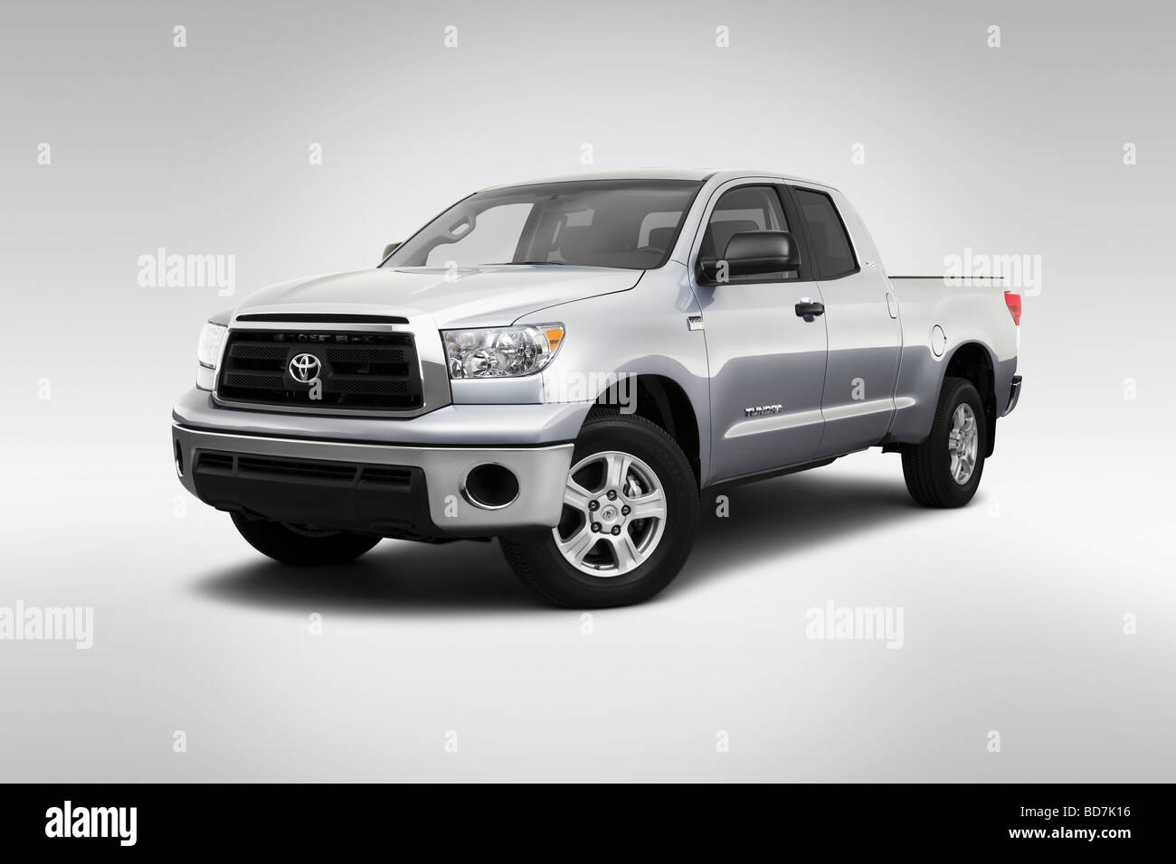 2010 Toyota Tundra Double Cab in Silber - Winkel-Vorderansicht Stockfoto