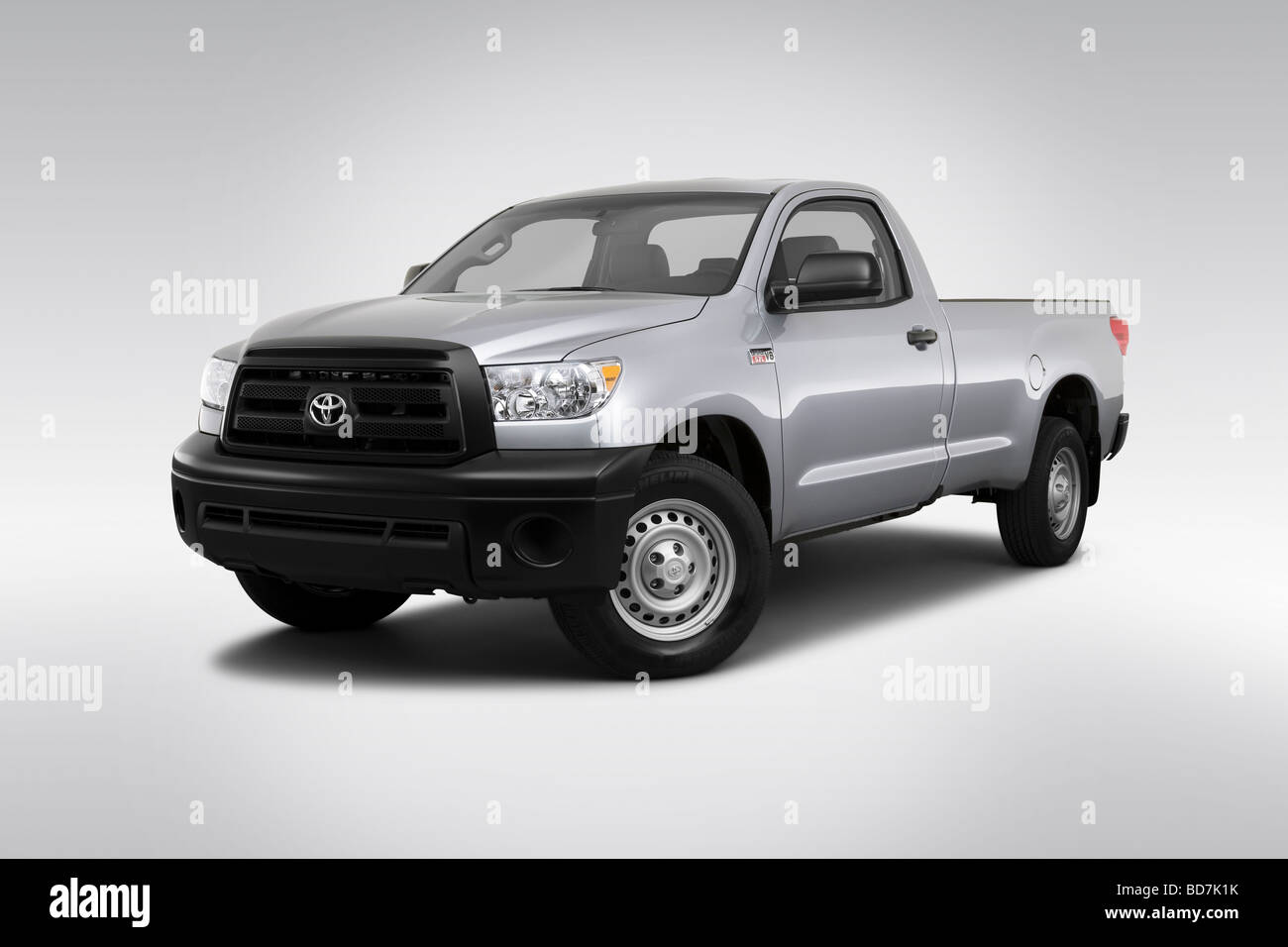 2010 Toyota Tundra in Silber - Winkel-Vorderansicht Stockfoto