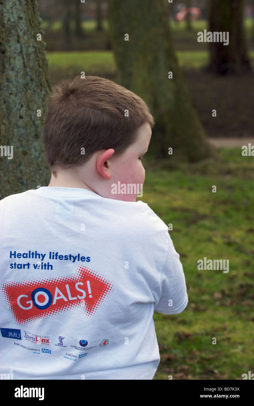 Übergewichtiges Kind auf einen gesunden Lebensstil-Programm "Ziele" spazieren fahren in einem Park in Liverpool. Stockfoto
