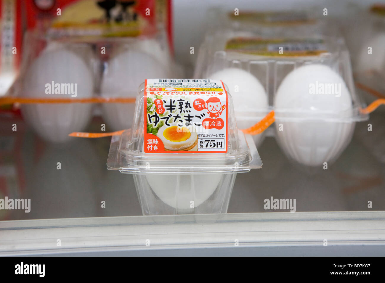 Ein einzelnes Ei verpackt zum Verkauf auf einem Regal in Tokio, Japan Stockfoto