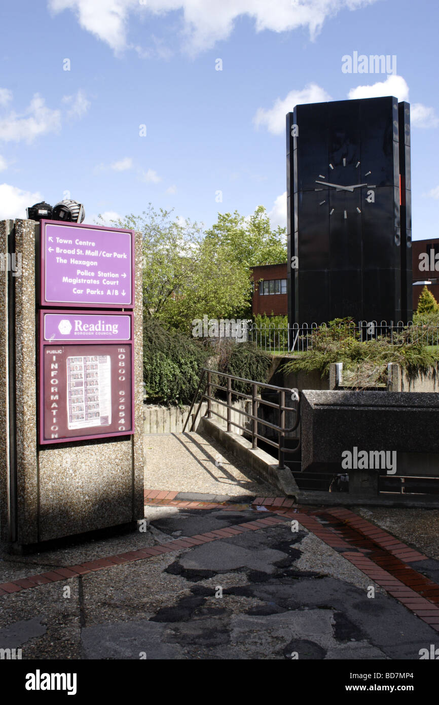 Öffentlichen Platz mit Uhr in der Nähe von Hexagon Theatre Reading Berkshire Stockfoto