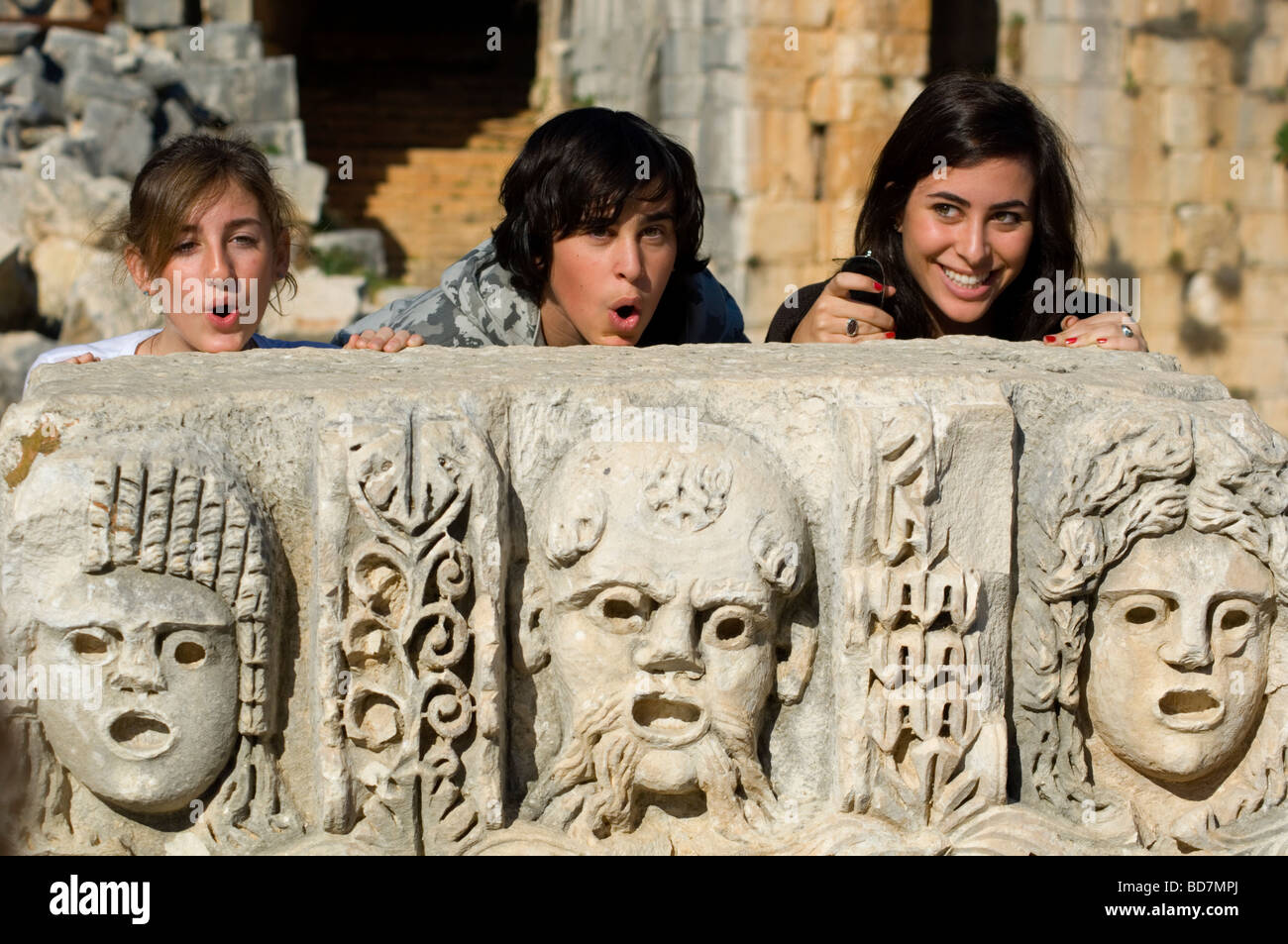 Touristen und geschnitzten Steinfiguren Stockfoto