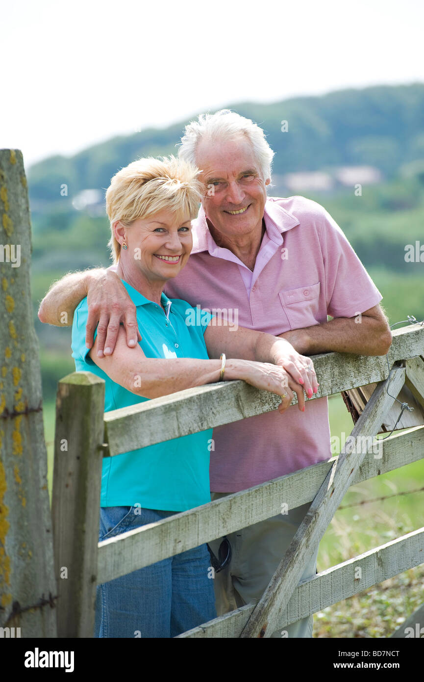 älteres paar stützte sich auf Tor Stockfoto