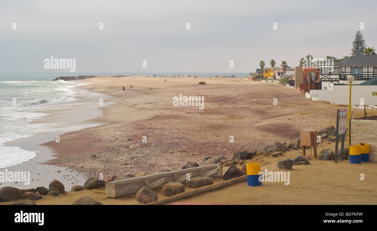 Swakopmund am Strand neben Holzsteg Stockfoto