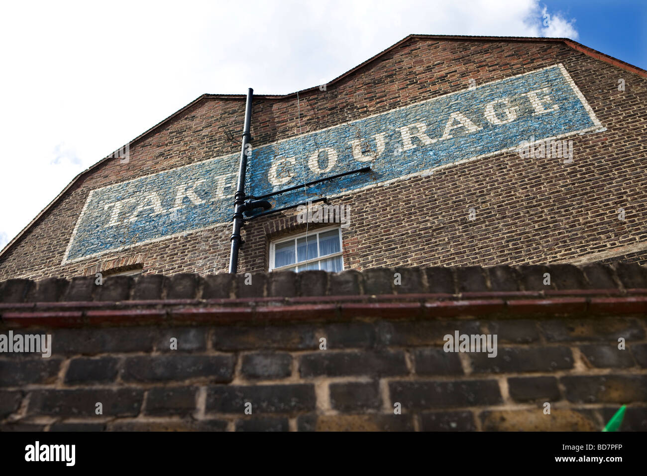 "Mut" Werbung auf Wohn Mauer, Borough, London Stockfoto