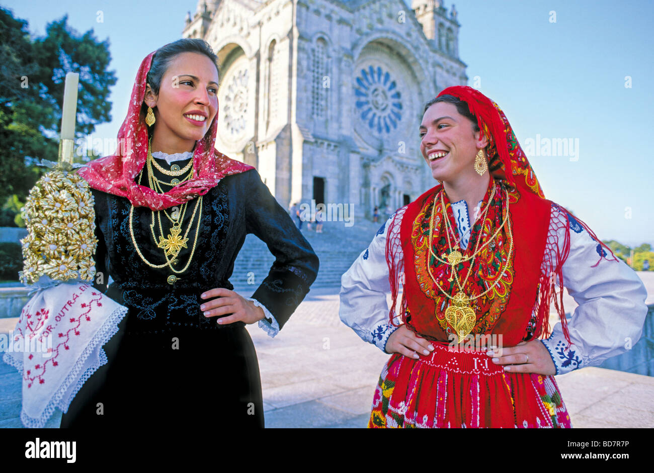 Portugal, Minho: Mädchen in traditionellen Kostümen vor der Basilika Santa Luzia in Viana do Castelo Stockfoto