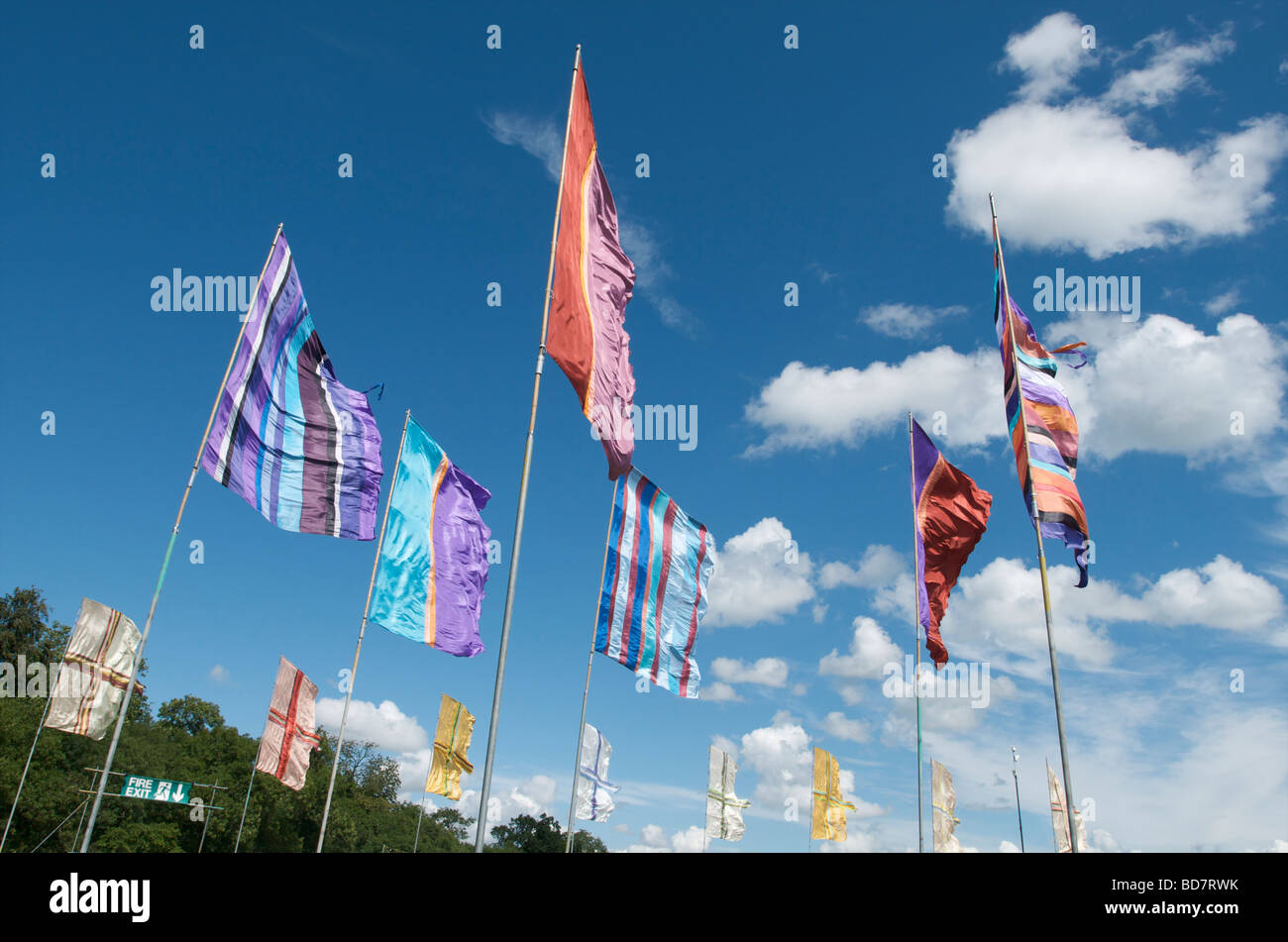 Fahnen vor dem Himmel beim Musikfestival WOMAD Charlton Park Wiltshire UK Stockfoto