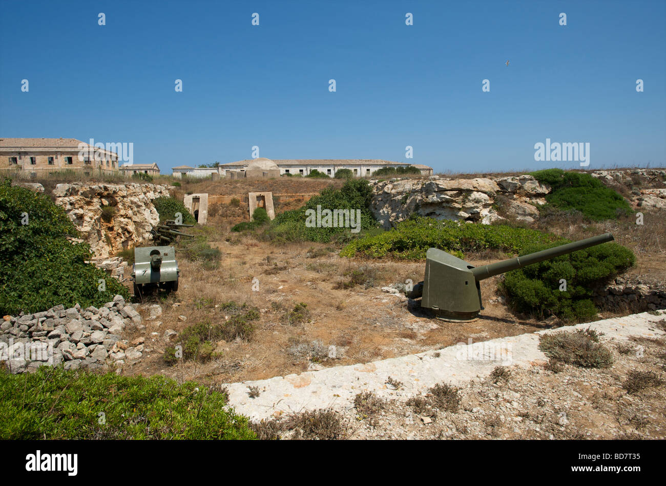 Alte Waffen-Relikte aus dem spanischen Bürgerkrieg auf dem Gelände der Festung La Mola auf der Balearen Insel Menorca Stockfoto