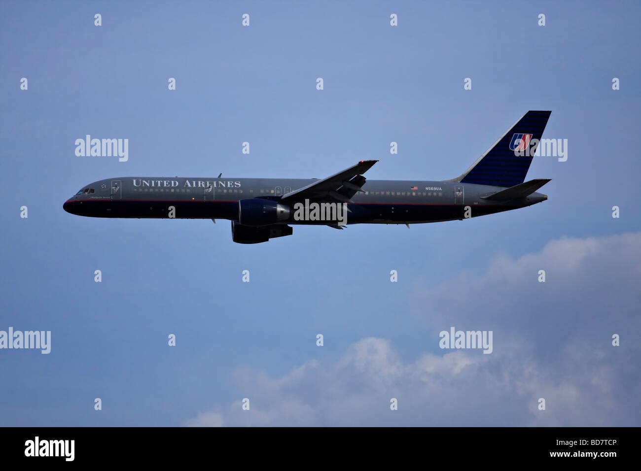 United Airlines B757 im Flug über den Wolken. Stockfoto