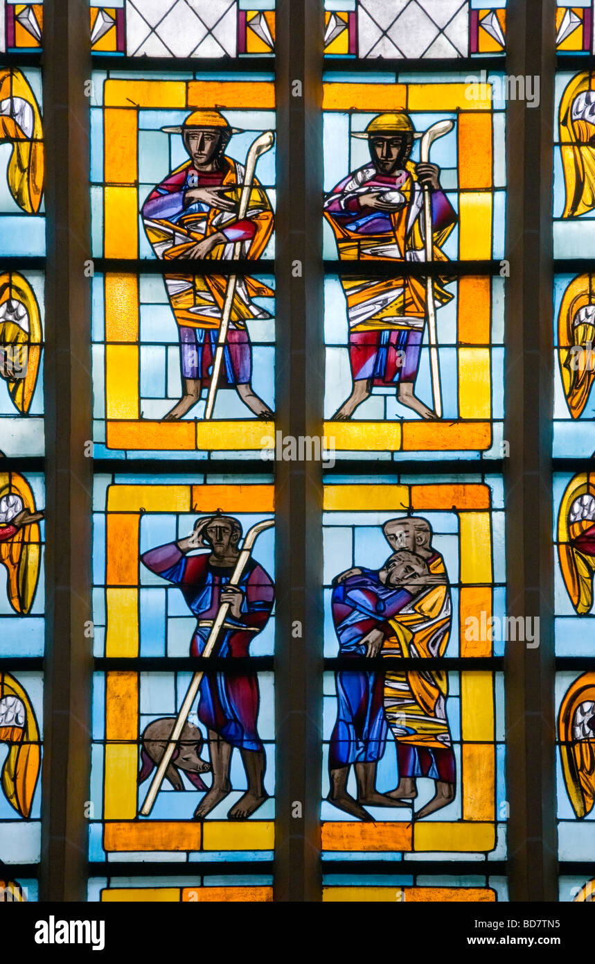 München, Bayern, Deutschland. Frauenkirche (Dom) Moderne Glasmalerei-Fenster Stockfoto