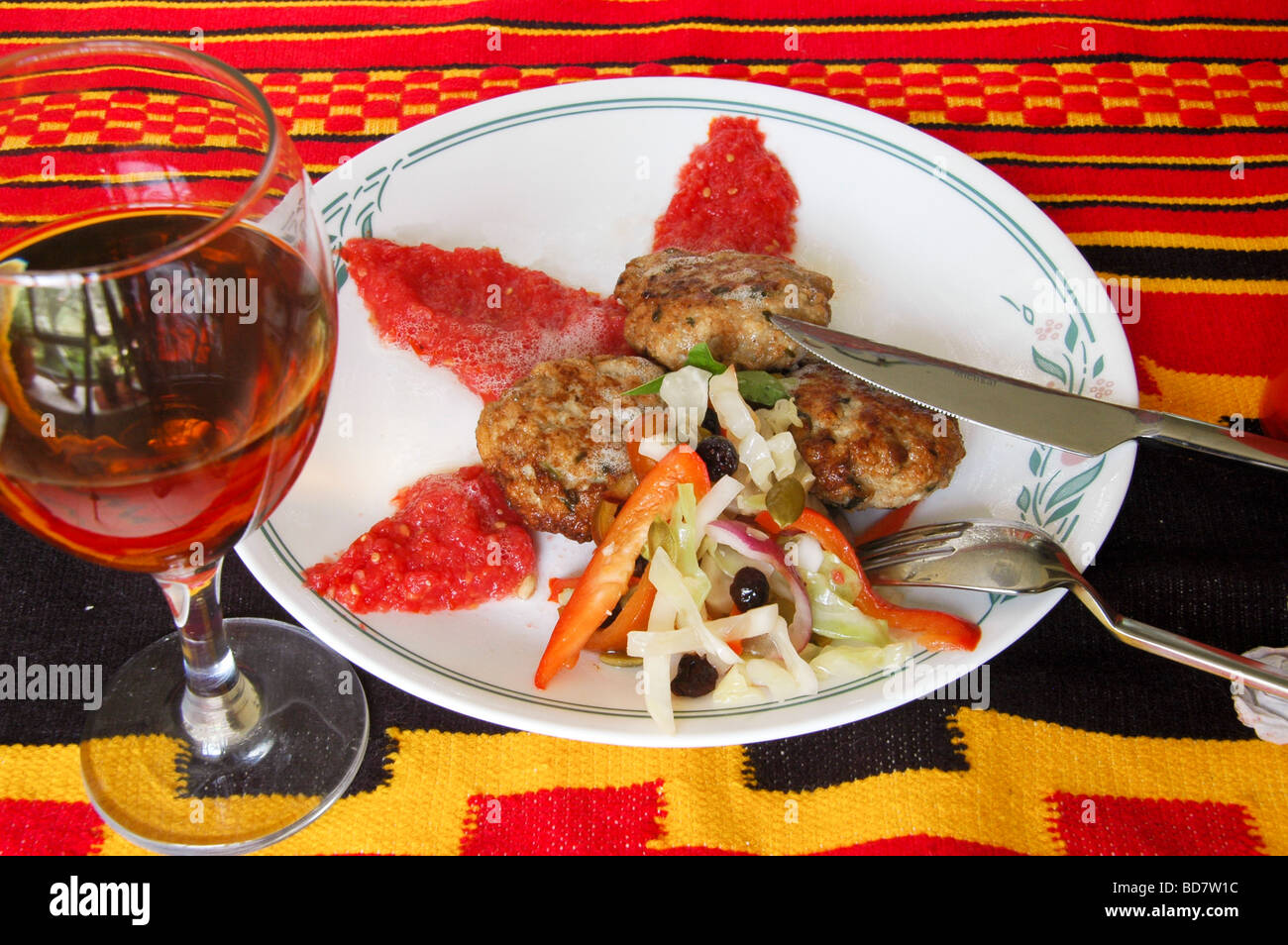 Fleisch Schnitzel Krautsalat und ein Glas Rosewein Stockfoto