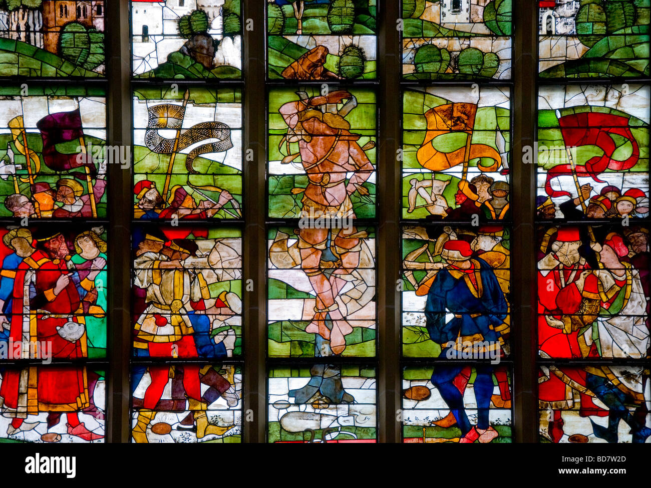München, Bayern, Deutschland. Frauenkirche (Dom) Moderne Glasmalerei-Fenster Stockfoto