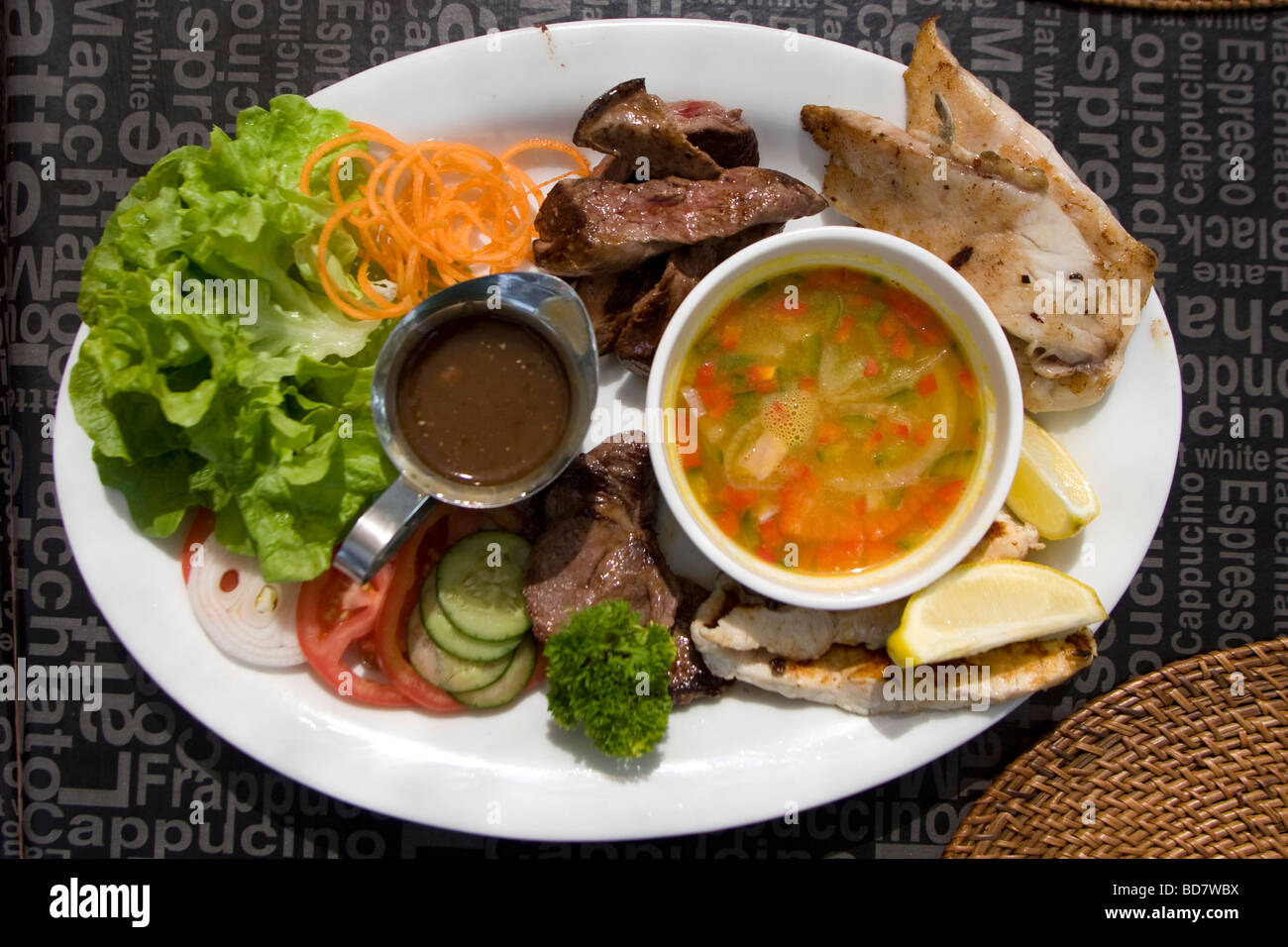 Eine Lebensmittel-Platte mit einer Auswahl an Speisen, die lokal auf dem Northern Territory in Australien für den Verkauf in einem Restaurant im outback Stockfoto