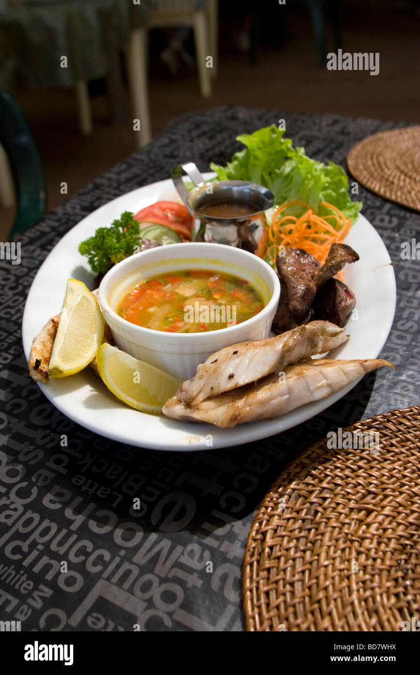Eine Lebensmittel-Platte mit einer Auswahl an Speisen, die lokal auf dem Northern Territory in Australien für den Verkauf in einem Restaurant im outback Stockfoto