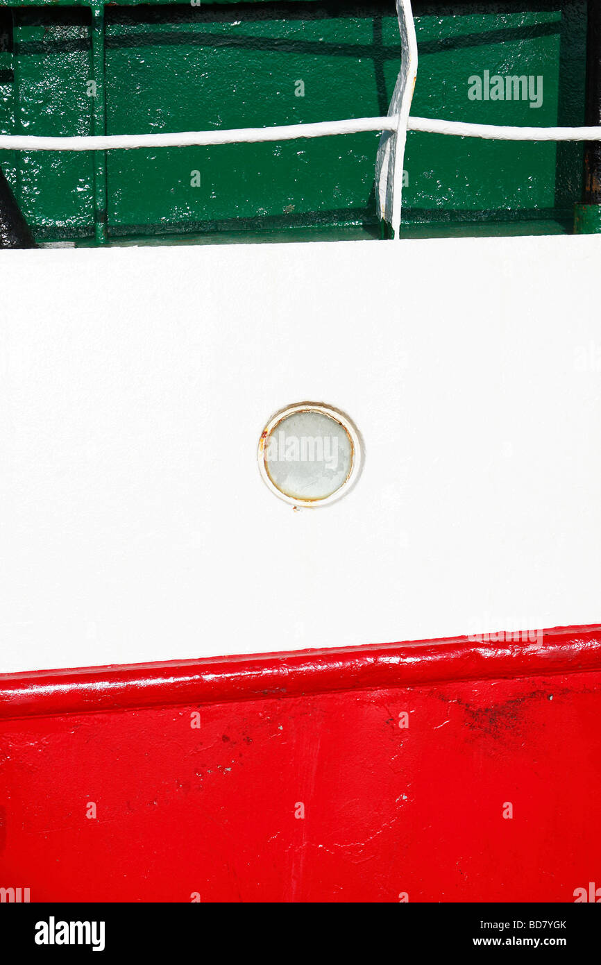 Grün rot-weißen Farben der Schiffsrumpf Stockfoto