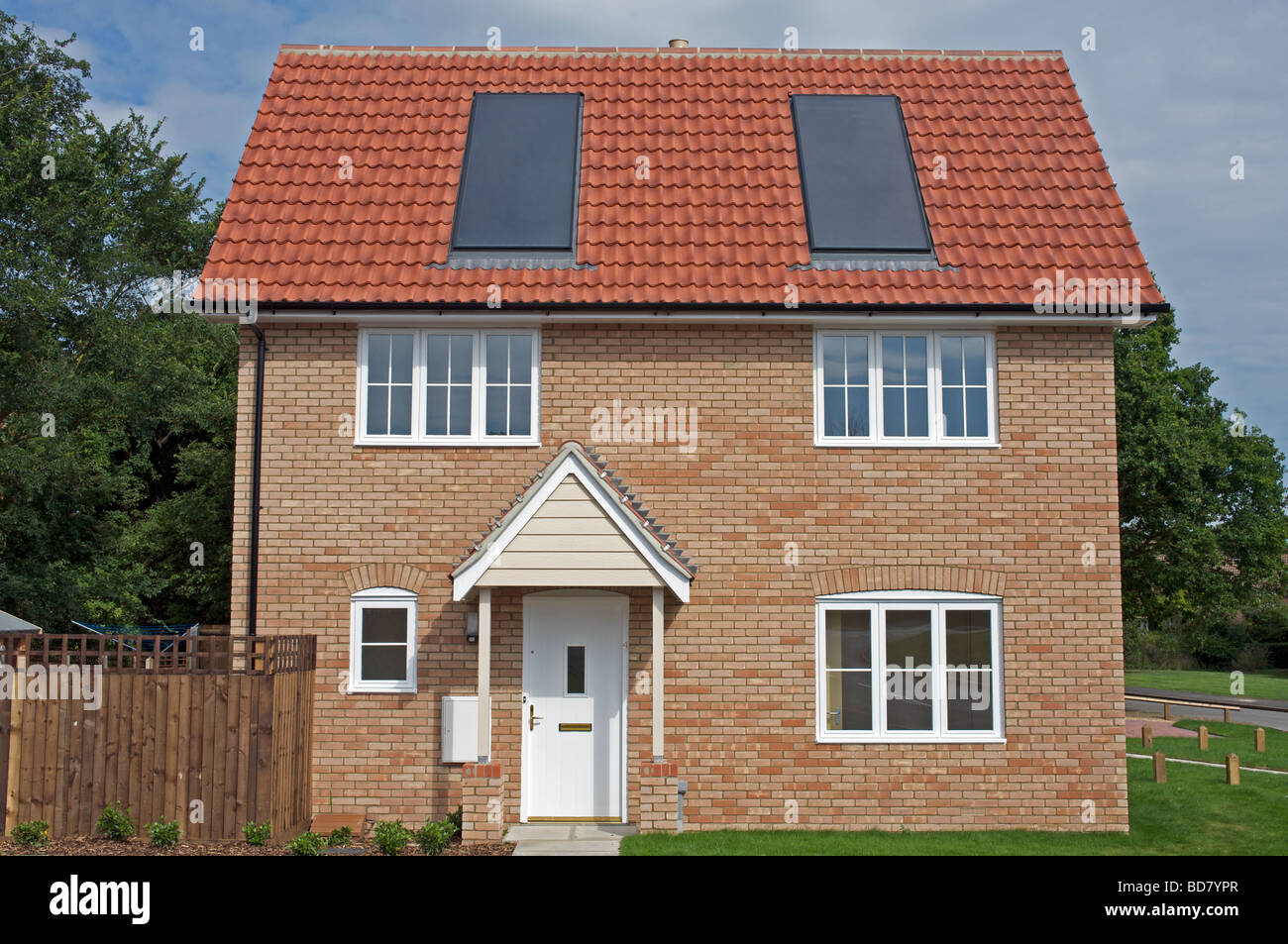 Das neu gebaute kohlenstoffarmen Haus mit integrierten auf dem Dach Sonnenkollektoren. Stockfoto