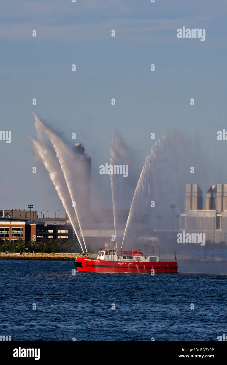 Boston, Massachusetts, Düsen Massport Feuerwehr Feuerlöschboot "Howard W. Fitzpatrick" füllen die Luft mit Wasser. Stockfoto