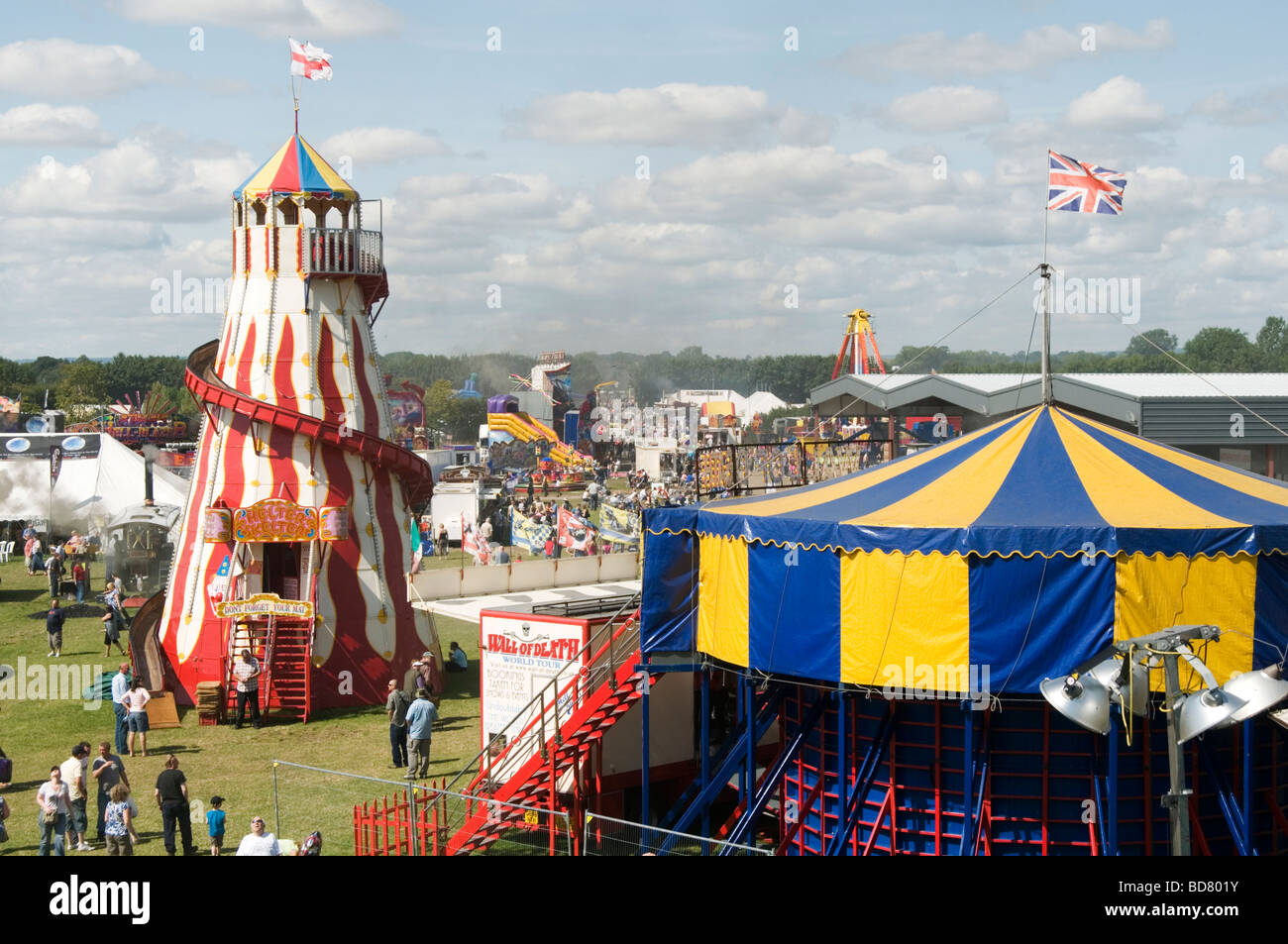 Kirmes Kirmes messen Kirmes Karneval Karneval Bigtop Zelt Zirkuszelt Vergnügungen Helter Skelter wilden Folie Stockfoto