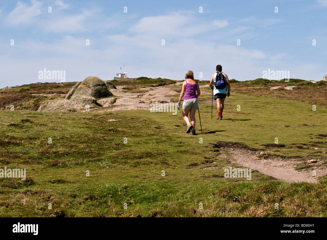 Zwei Wanderer zu Fuß entlang der Küste in Cornwall Foto von Gordon Scammell Stockfoto