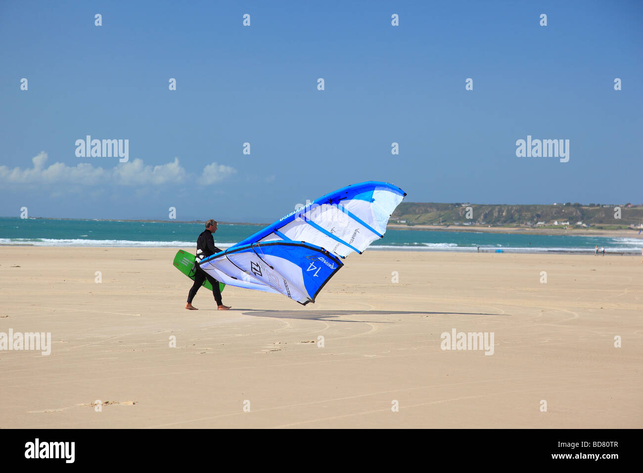 Mann mit Kite am Strand von St. Ouen Jersey Channel Islands Stockfoto